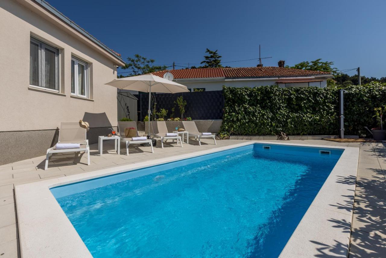 Villa Katess With Heated Pool Сплит Екстериор снимка
