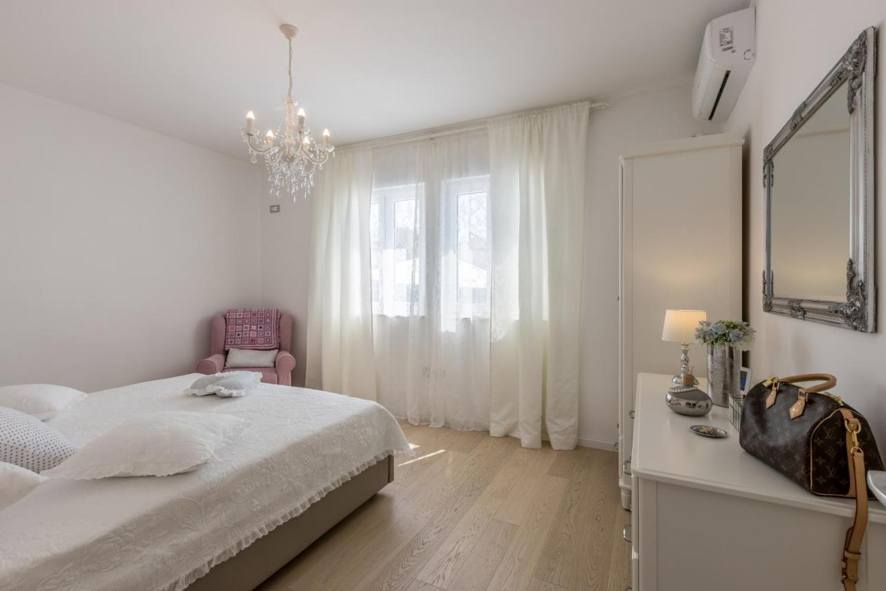 Villa Katess With Heated Pool Сплит Екстериор снимка