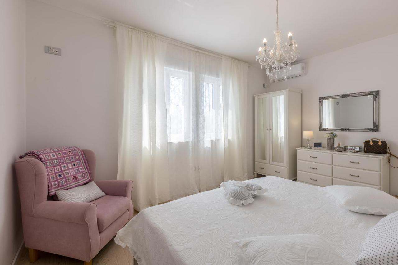 Villa Katess With Heated Pool Сплит Екстериор снимка