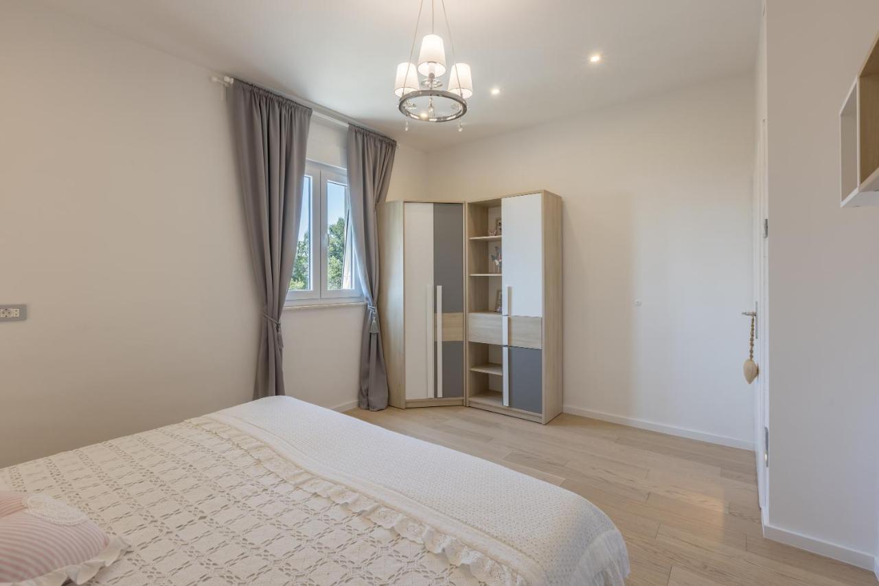 Villa Katess With Heated Pool Сплит Екстериор снимка